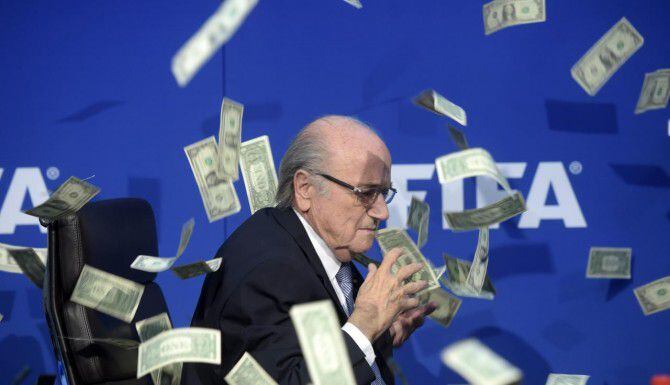 El presidente de la FIFA, Sepp Blatter, justo en el momento en el que un comediante...