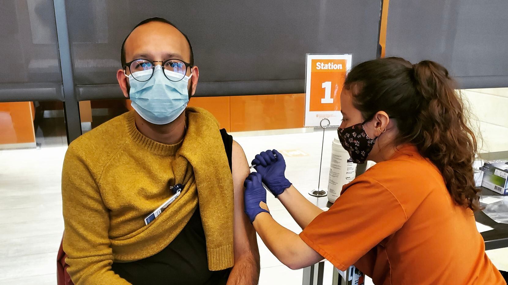 Juan José Martínez, 29, es un joven DACA que ya recibió la segunda dosis de la vacuna contra...
