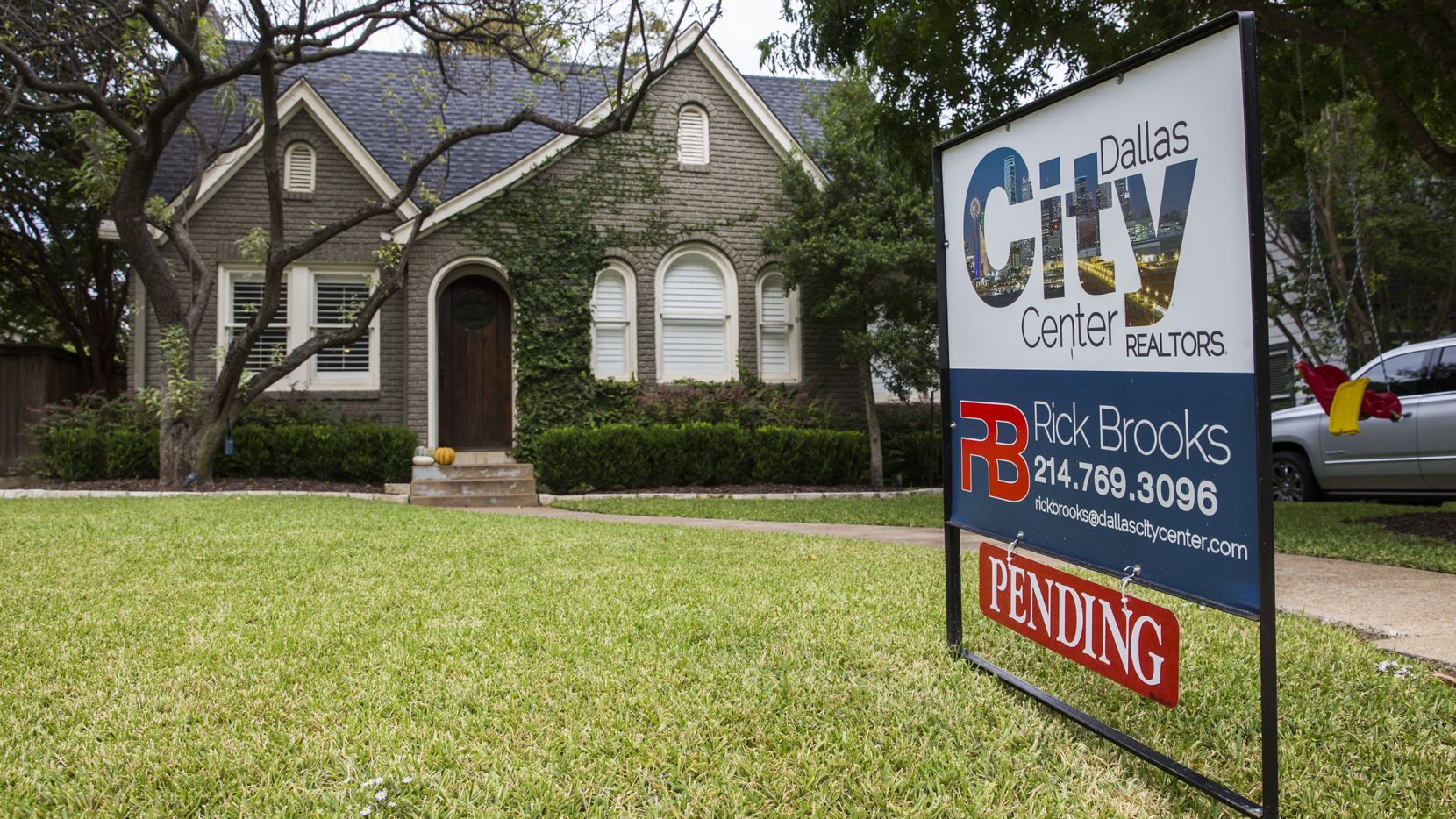 Real estate agents say that more home shoppers are looking at D-FW properties.