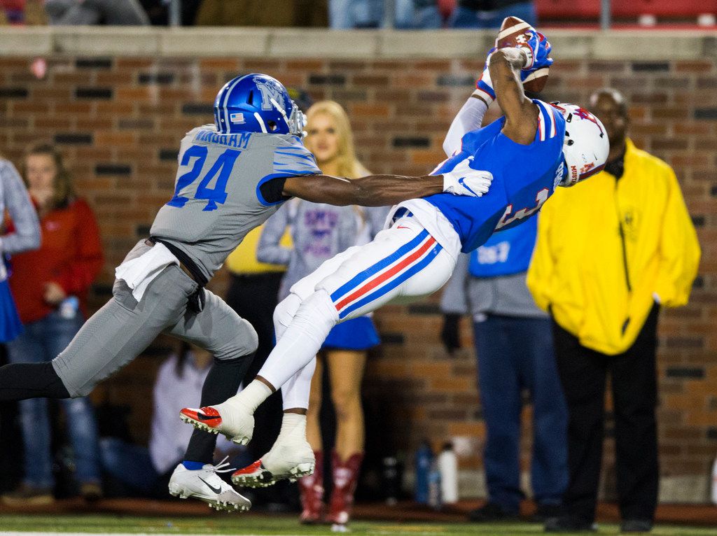 SMU Mustangs wide receiver James Proche (3) catches a pass and falls in to the end zone for...