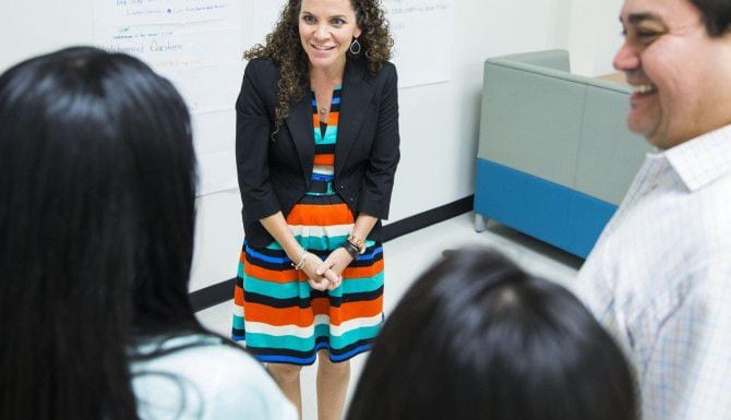Sarah Ritsema, directora de la preparatoria Fanin de Dallas, habla con alumnos y padres...