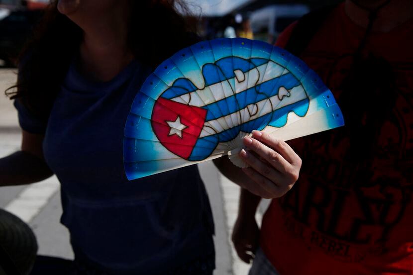 Bobbie Bryant, de 41 años, de Orlando, sostiene un abanico que compró en Cuba a su llegada a...
