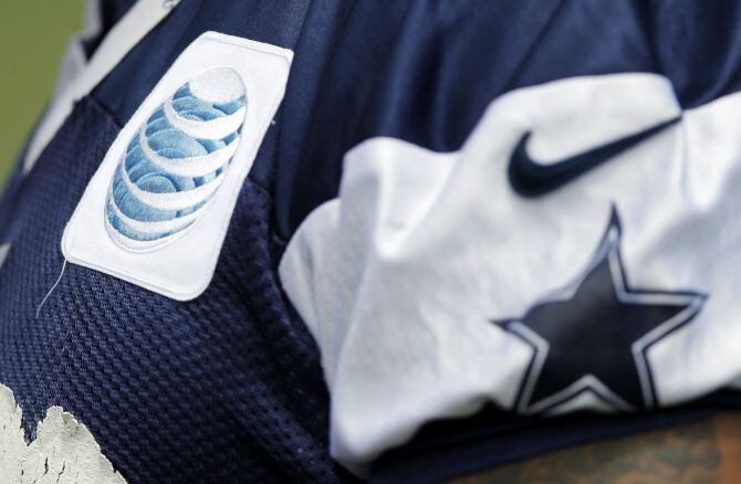 El escudo de AT&T, uno de los patrocinadores de los Dallas Cowboys, en un jersey del equipo.