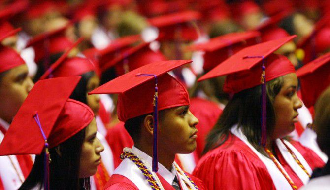 La tasa de graduación aumentó por tercer año consecutivo en el distrito escolar de Dallas....