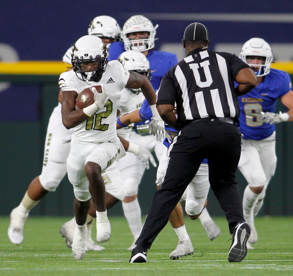 South Oak Cliff running back KeAndra Hollywood (12) sprints into the Frisco secondary as a...