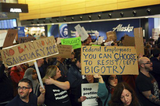 Más de 1,000 personas protestan en el aeropuerto internacional Seattle-Tacoma contra la...