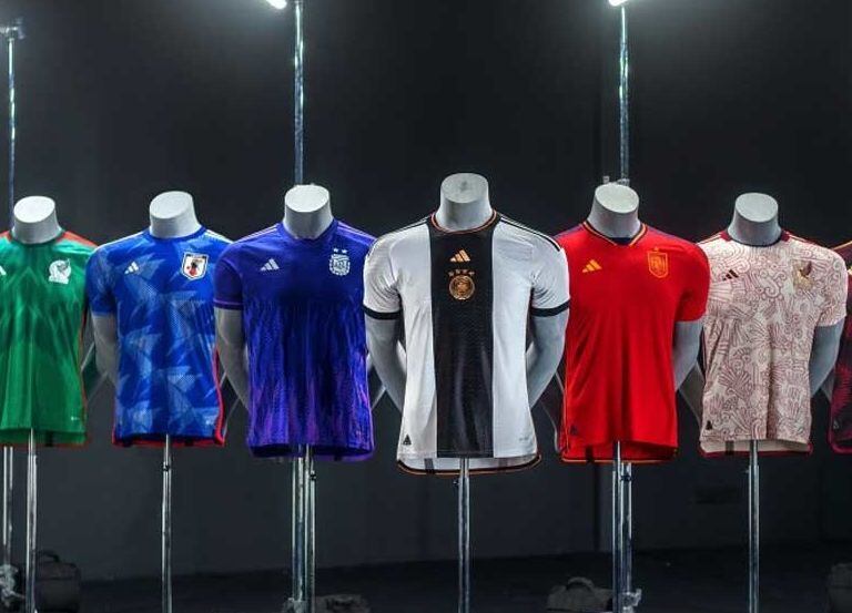 Algunos de los uniformes patrocinados por Adidas para el Mundial de Qatar 2022.