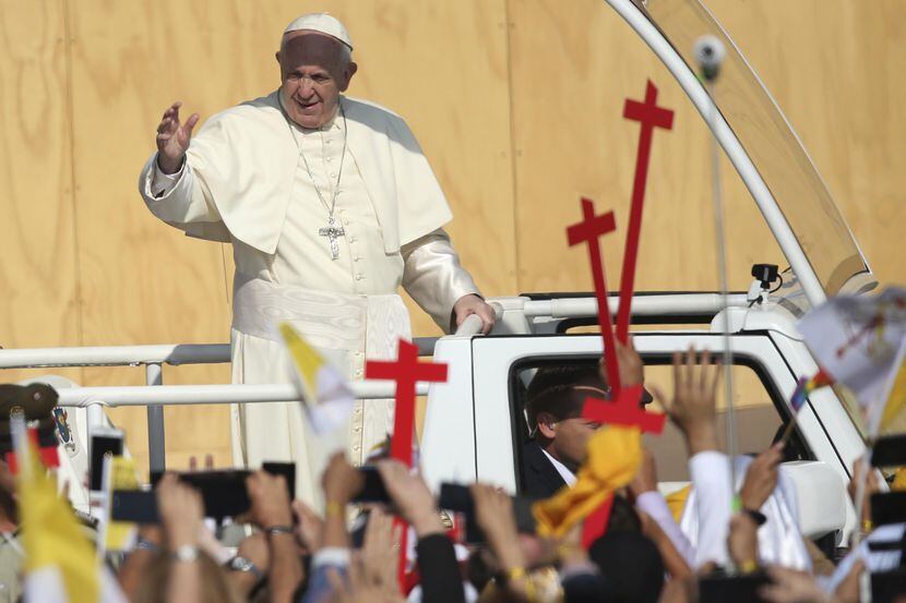 El Papa Francisco saluda a los fieles católicos a su llegada al parque O’Higgins en Santiago...