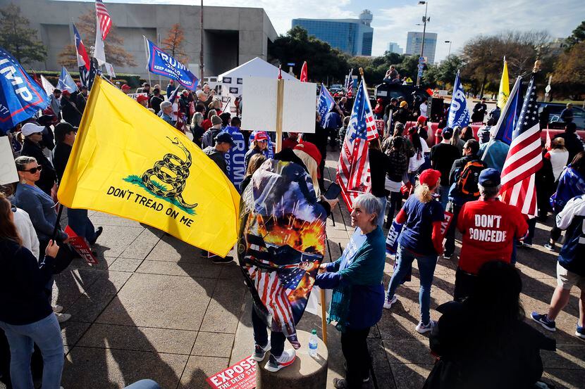 Partidarios del GOP de Texas en una manifestación afuera de la municipalidad de Dallas en...