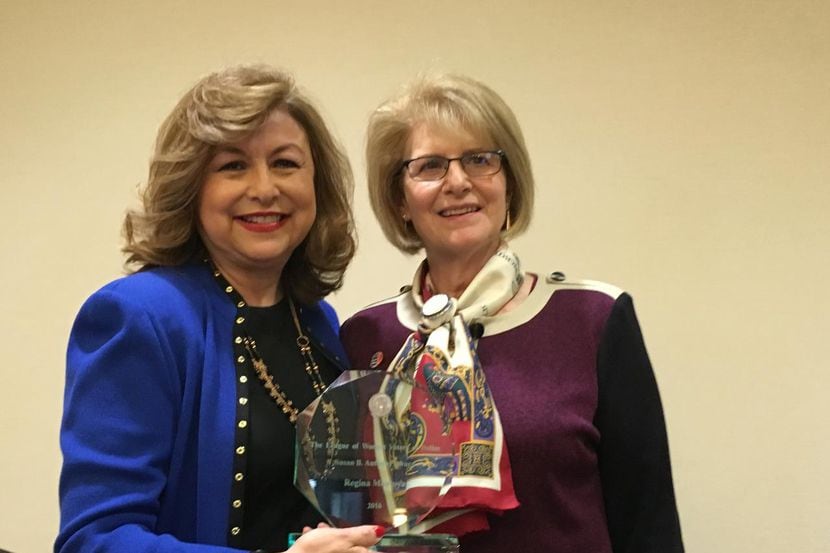 Regina Montoya (izquierda) con la presidenta del League of Women Voters de Dallas Eileen...