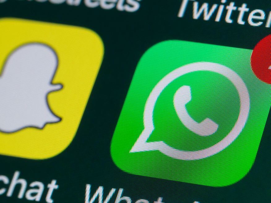 Las aplicaciones de Snapchat y WhatsApp en un teléfono.