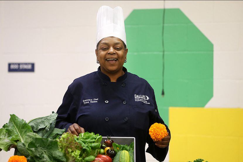 Trina Nelson, chef ejecutiva de DISD presenta alimentos orgánicos a estudiantes de segundo...