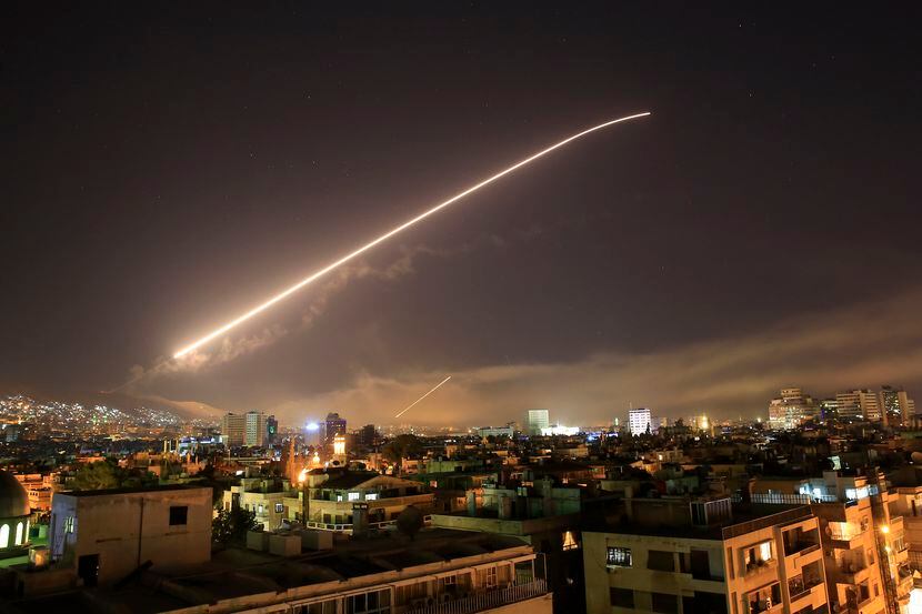 Damasco, la capital de Siria es iluminada por el ataque de misiles lanzados por la coalición...