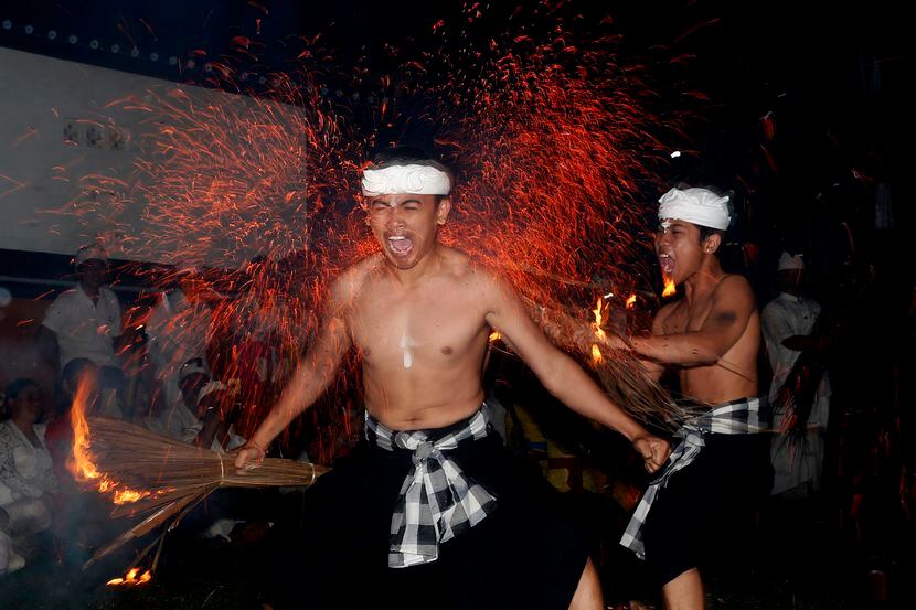 Un hombre reacciona al ser golpeado por hojas de coco encendidas en el ritual llamado ‘Lukat...