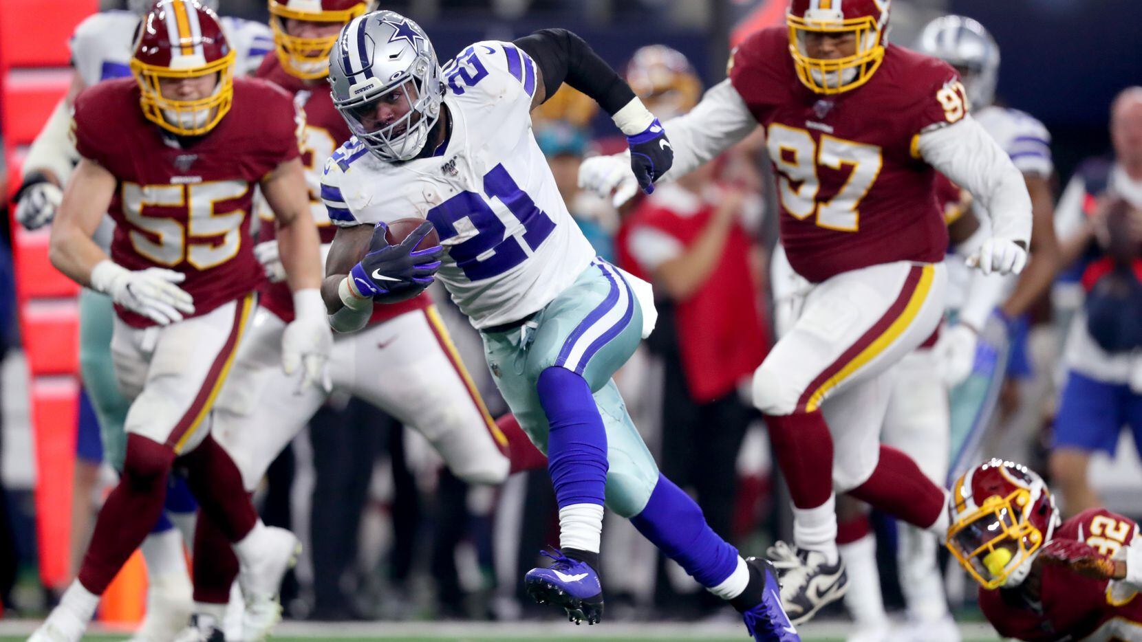El corredor de los Dallas Cowboys, Ezekiel Elliott (21), cerró la temporada 2019 de la NFL...