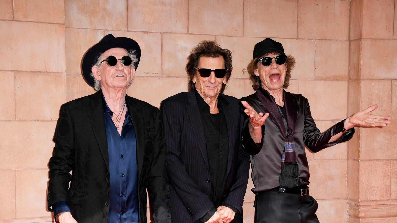 Keith Richards, de izquierda a derecha, Ronnie Wood, y Mick Jagger posan para retratos a su...