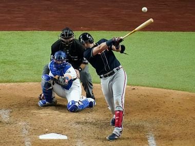 El jugador de los Atlanta Braves, Austin Riley, conecta un cuadrangular contra los Dodgers de Los Ángeles en el partido efectuado el 12 de octubre de 2020 en el Globe Life Field de Arlington.