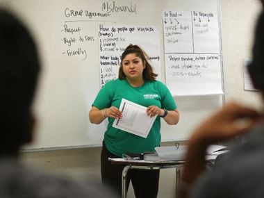 Amanda Mendoza platica con estudiantes de Vickery Meadow durante una clase de educación sexual organizada por North Texas Alliance. La Junta de Educación estatal está revisando estándares educativos y de salud con respecto a este tema.