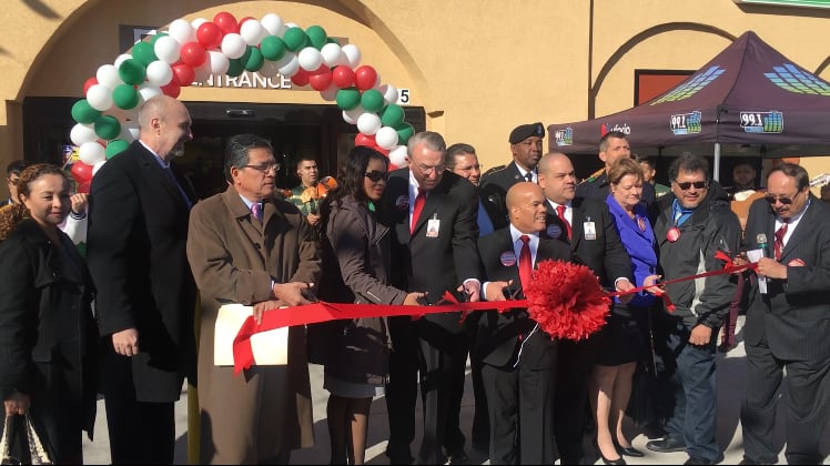 Carlos Torres, presidente de El Rancho Supermarket corta el lazo durante la celebración de...