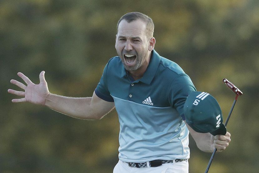 El español Sergio García reacciona luego de ganar The Masters, el torneo de golf más...
