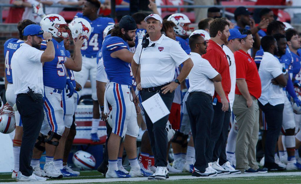 SMU head coach Sonny Dykes seats as he glances at the scoreboard late in the 4th quarter...