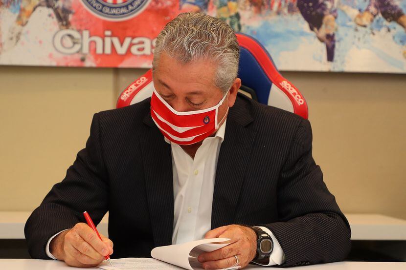 Víctor Manuel Vucetich firmó su contrato de dos años con Chivas de Guadalajara, el 13 de...