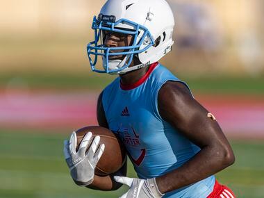 Carter running back Jaleen Jones carries the ball during the first practice of the season at...