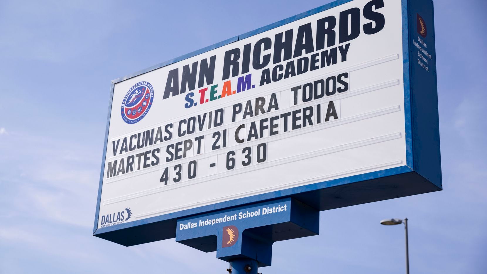 Un cartel anuncia clínicas gratuitas de vacunación contra covid-19 en la Ann Richards Middle School de Dallas, el 21 de septiembre de 2021.