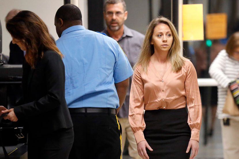 Amber Guyger (der.) llega a la corte de Dallas durante la selección del jurado para el caso...