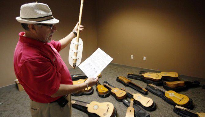 Rafael Luna, propietario de Strategic Events, sostiene una guitarra antigua llamada nefer,...