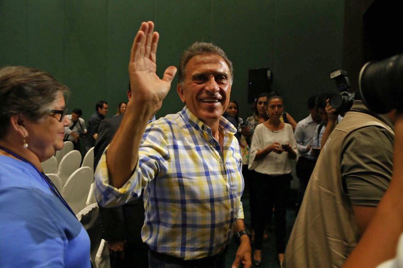 Miguel Ángel Yunes saluda a sus simpatizantes. El candidato del PAN y el PRD será el próximo...