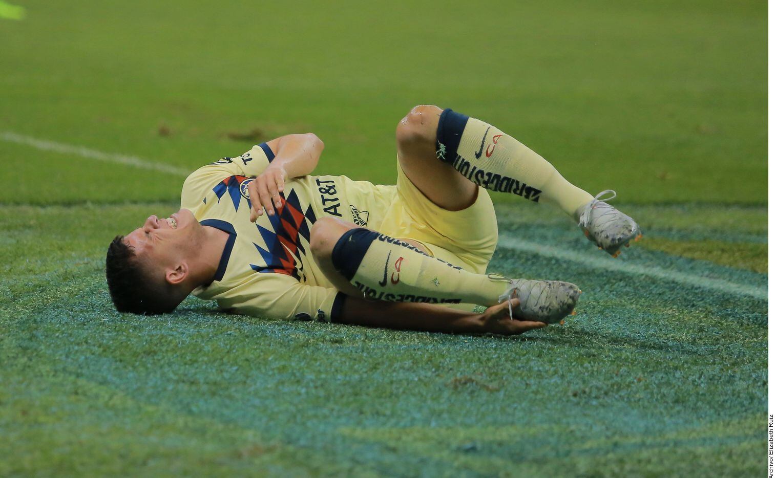 El futbolista del América, Nicolás Benedetti, salió lesionado en el Preolímpico para Tokio...