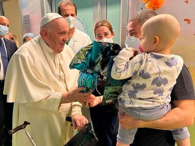 En esta fotografía proporcionada por la prensa del Vaticano, el papa Francisco lleva huevos...