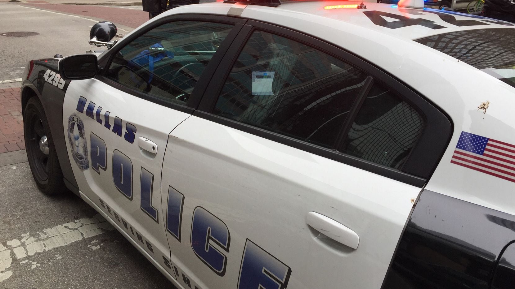 La Policía de Dallas recibió un reporte de un tirador a pie en el centro de Dallas.