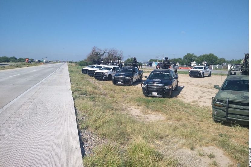Diversas fuerzas policiales vigilan la carretera de Monterrey a Nuevo Laredo, luego de que...