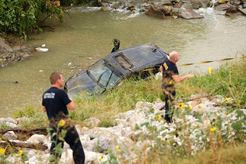 Servicios de emergencia de Carrollton rescataron a los jóvenes que cayeron con su SUV en un...