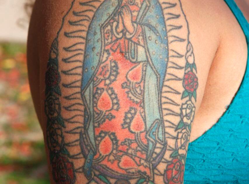 Guadalupanos muestran la devoción a la Virgen en tatuajes