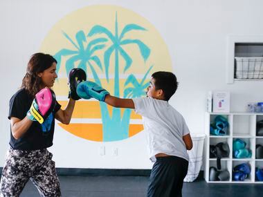 Boxeo ciencias se unen en un gimnasio gratis para niños y adolescentes en Dallas