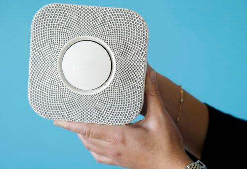 Nest Protect es un detector de humo y de monóxido de carbono que se comunica con usted a...