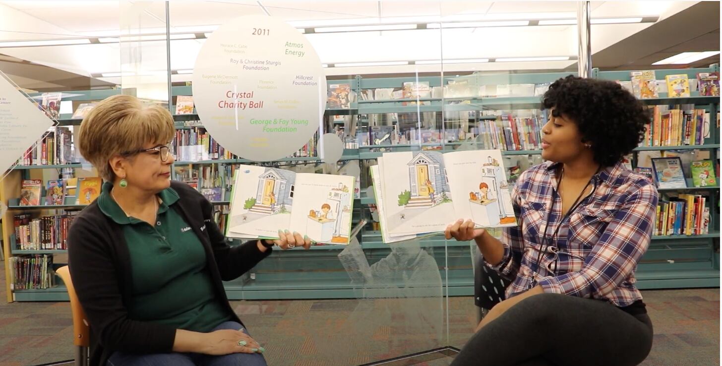 Bibliotecarias Sylvia y Justina leen el libro ‘Si le das una galleta a un ratón’ en una...