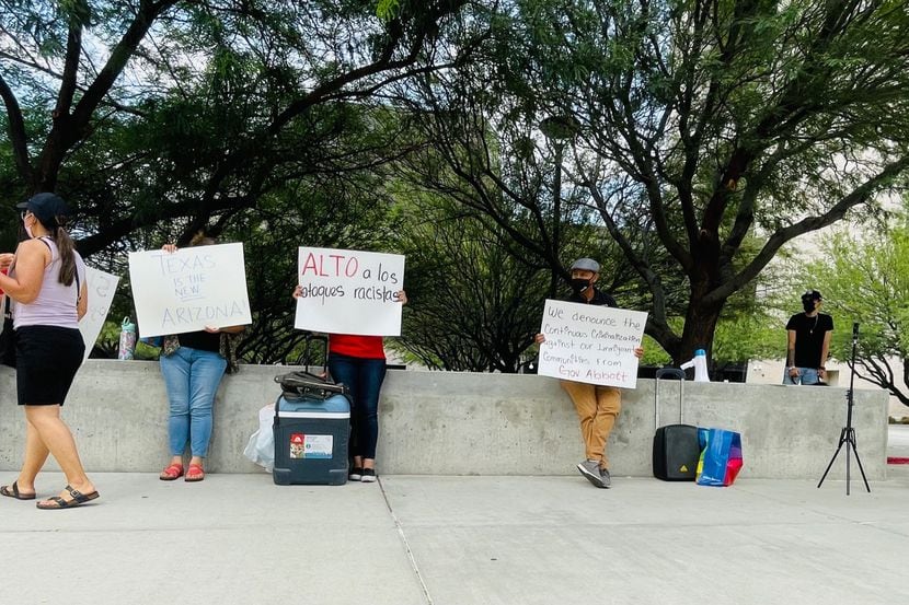 Un grupo de activistas porta carteles en contra de la orden ejecutiva del gobernador de...