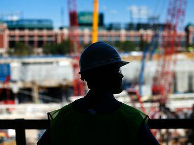 Un estudio de UT Austin demuestra que los trabajadores de la construcción tienen mayores posibilidades de contraer covid-19.