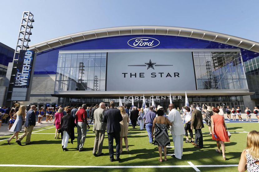 Visitantes caminan al interior del complejo The Star, la nueva sede de los Cowboys de Dallas...