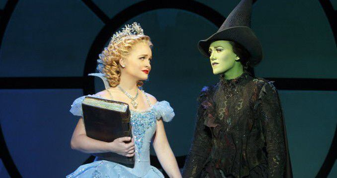 ia imagina el mundo de “El mago de Oz” antes de la llegada de Dorothy, y presenta a dos...