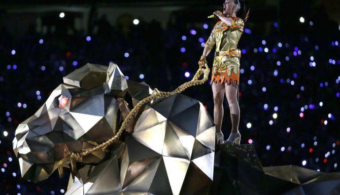 Katy Perry en un tigre mecánico durante el inicio del Show de Medio Tiempo del Super Bowl,...