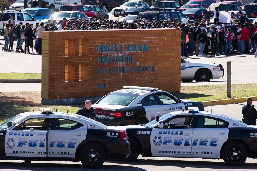 Estudiantes protestan afuera de la Moises E. Molina High School de Dallas el jueves. Fotos DMN
