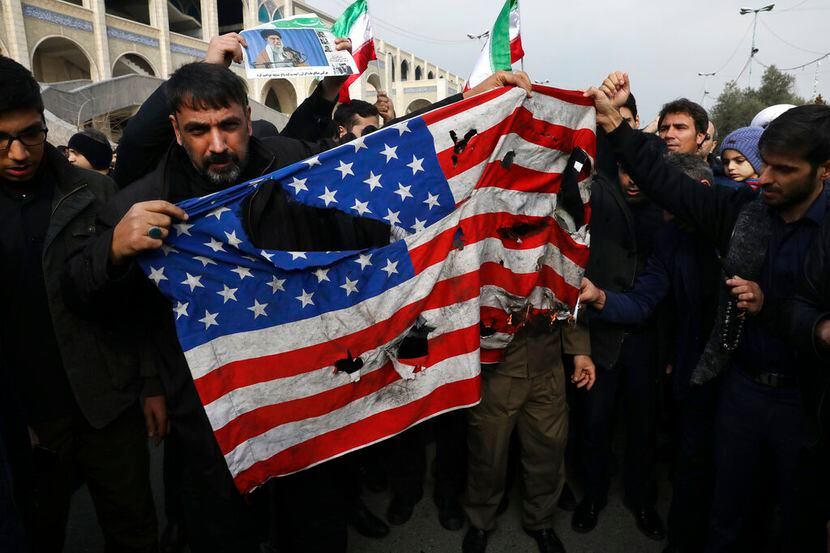 Manifestantes queman una bandera estadounidense durante una manifestación en Teherán, el...