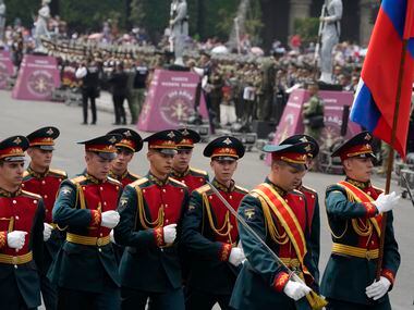 Un contingente de militares rusos participa en el desfile militar anual por el Día de la...