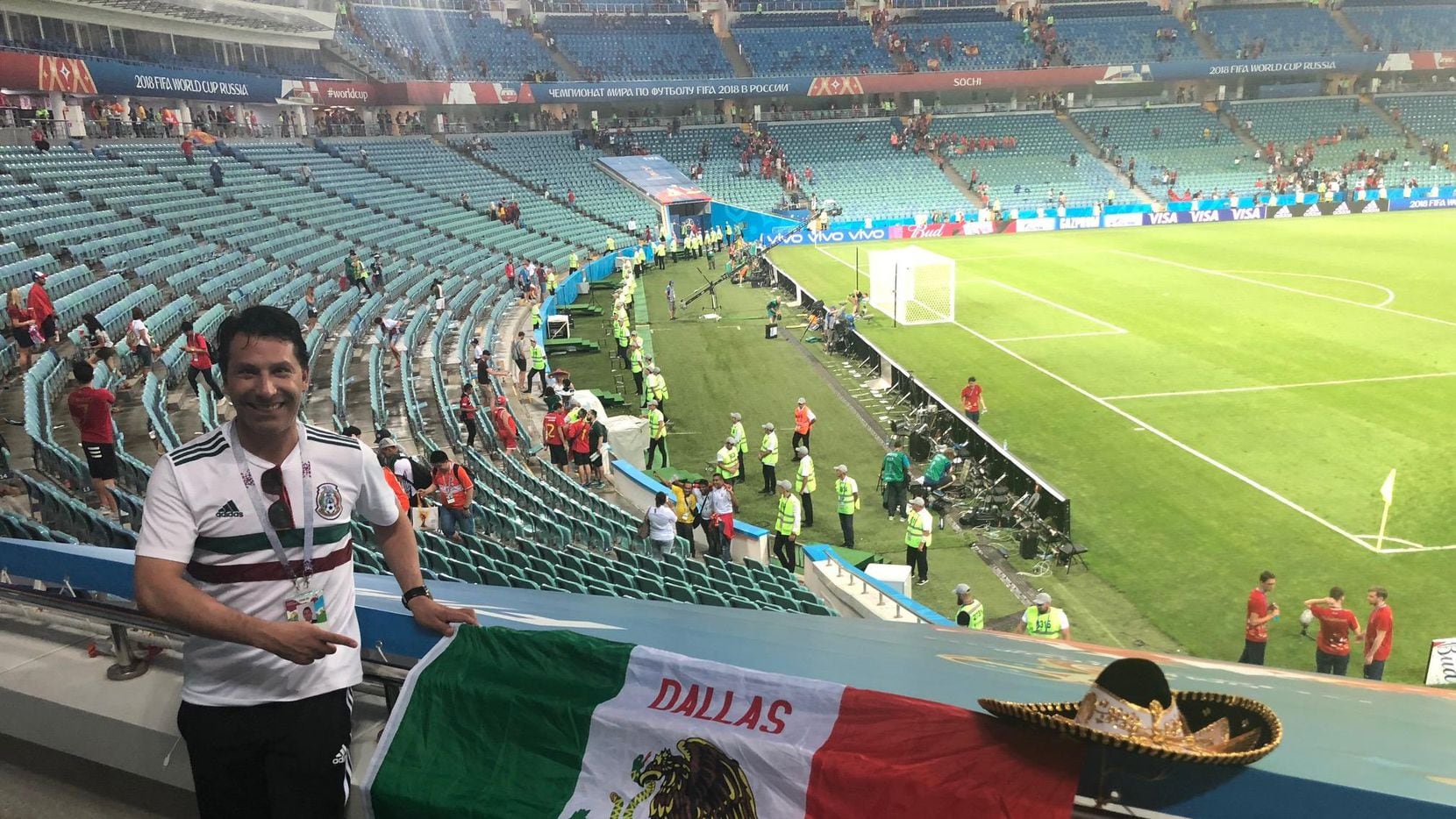 Raúl Arriaga de Dallas llevó una bandera mexicana con el nombre de “Dallas, Texas” en su...