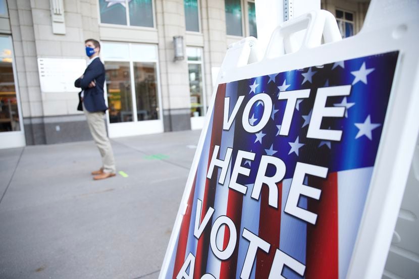 Un votante espera en una línea para votar en la elección del 3 de noviembre en el American...